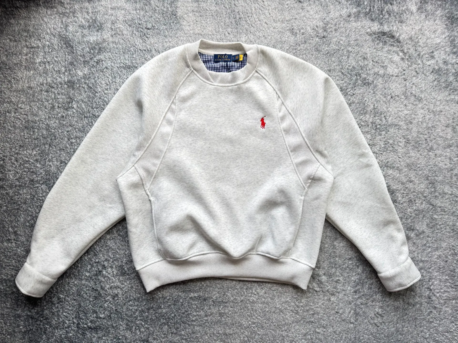 P220 Polo Ralph Lauren FW25 solid color embroidered logo sweatshirt. A sweatshirt is absolutely indispensable for the lazy feeling in autumn⛸️Ralph Luaren. The core is casual and relaxed, and the exterior is an American silhouette. It has a boyish laziness in place. It is unobtrusive but looks more timeless. 🕶️ The large drop shoulder version looks casual and fashionable. Wear it alone in spring and autumn or layer it in winter. It is completely a long-term sweatshirt in the wardrobe🫶🏻 Size Length Sleeve Length Bust M 63.5 80.5 130 L 65 82 134 XL 66.5 83.5 138